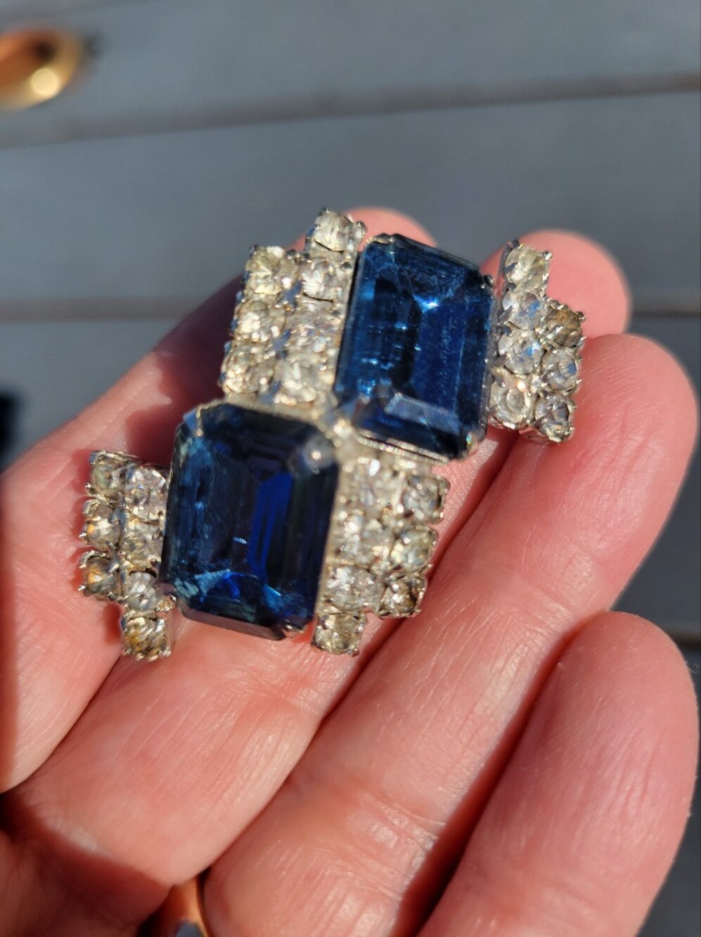 Estate Find Demi-Parure ~ Blue Faux Gems & Rhinestones Brooch Clip-On Earrings - Picture 4 of 16